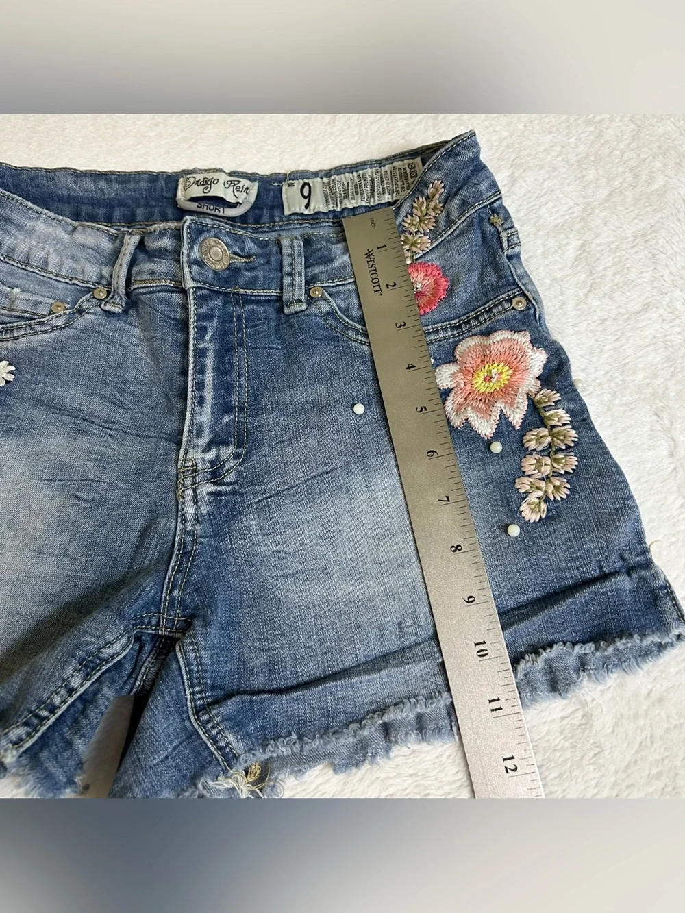 Indigo Rein Women's Shorts Size 9 Blue Denim Embroidered Floral Raw Hem